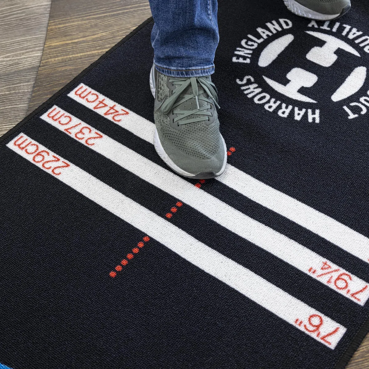 Harrows Dartmatte mit Darts Oche | Bodenmattenschutz | Rutschfeste Matte | Professionelle Dartmatte mit Gummiunterseite