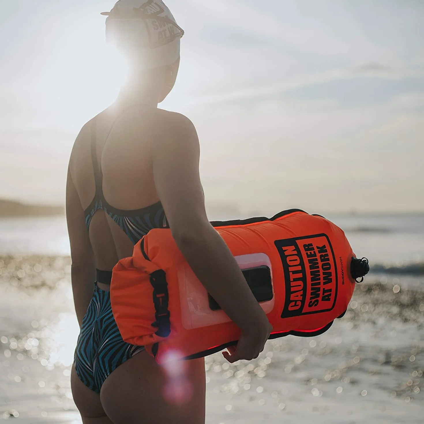 Schwimmboje 28 Liter. Schwimmboje Erwachsene freiwasser. Inklusive wasserdichter Tasche für das Handy. Ideal für Schwimmen, Triathlon oder andere Sportarten. Farbe Orange.