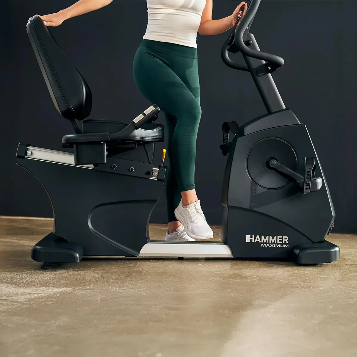 HAMMER Liegeergometer RB 8000 – Recumbent Bike elektrisch, TFT-Touchscreen, 17 Programme, 14 kg Schwungmasse, ergonomischer Sitz & Rückenlehne, Pulsmessung, gelenkschonendes Fitnessgerät