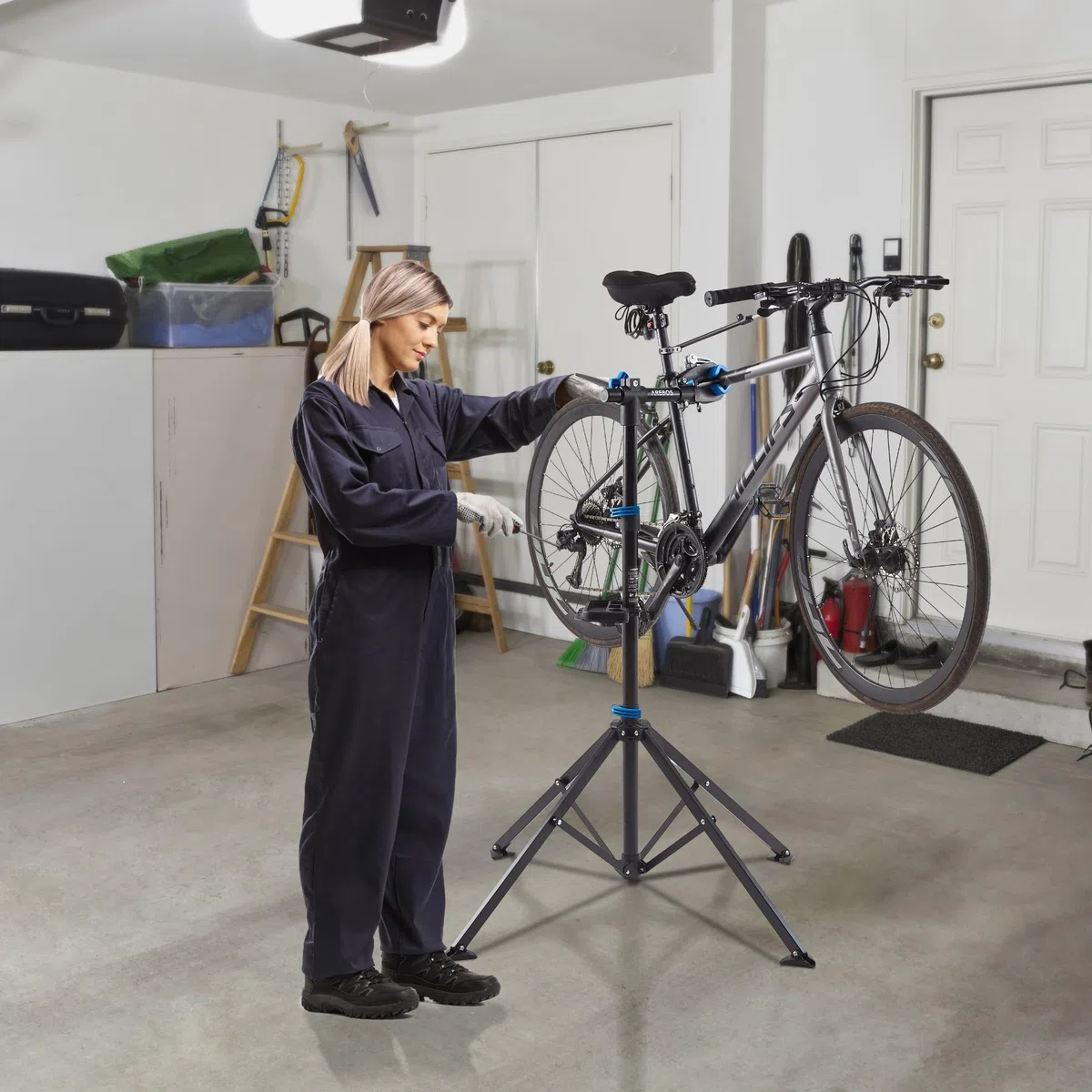 Arebos Fahrrad-Montageständer mit Tasche, 360° drehbar, für Mountainbike, E-Bike und Citybike, mit Schnellspannvorrichtung, Profi-Reparaturständer Schwarz/Blau