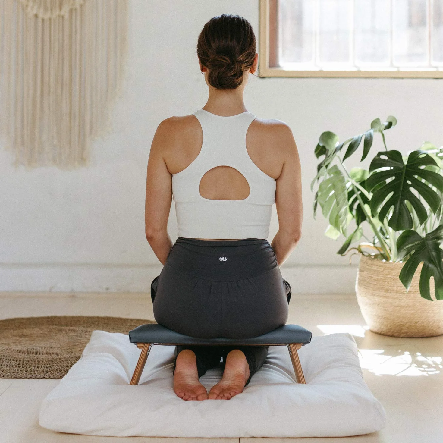 Lotuscrafts Meditationsbank Klappbar Dharma mit Gepolsterter Sitzfläche - Made in Europe - Yoga Hocker aus Holz - Kniesitz Meditationsbank für eine Tiefe Meditation