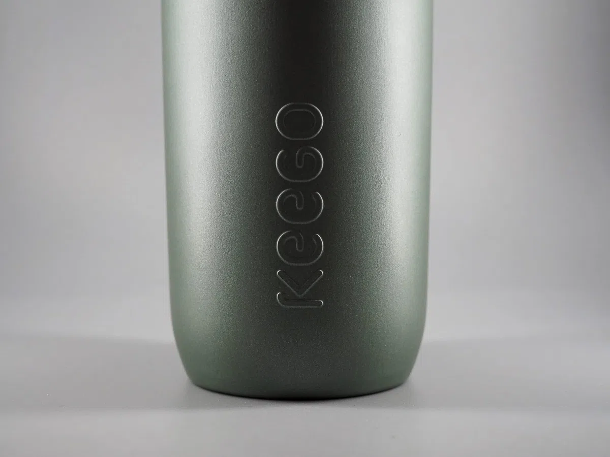 KEEGO | Die Evolution der Sportflasche | Elastisches Titan | Schützt vor Plastik im Wasser | Leicht und quetschbar | reiner Geschmack | einfache Reinigung (Gravel Green 750ml)