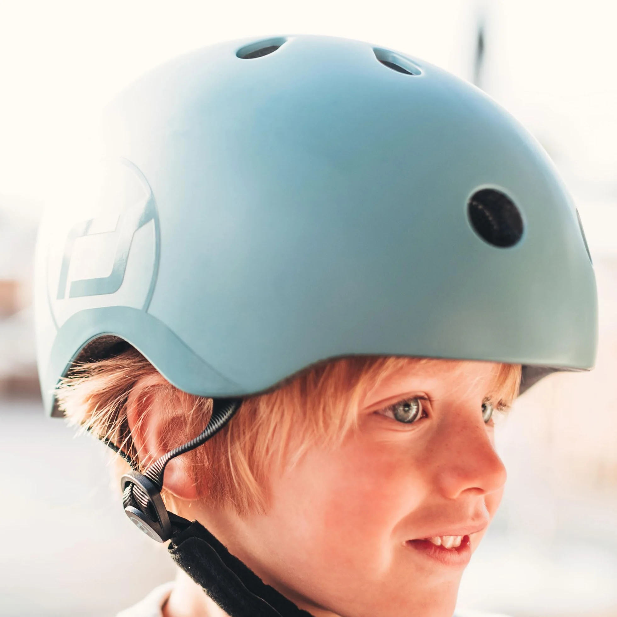 Scoot and Ride Babyhelm mit verstellbaren Trägern, Mattes Finish, Größen S und M, inklusive LED-Sicherheitslicht und weicher Fleece-Polsterung für zusätzlichen Schutz