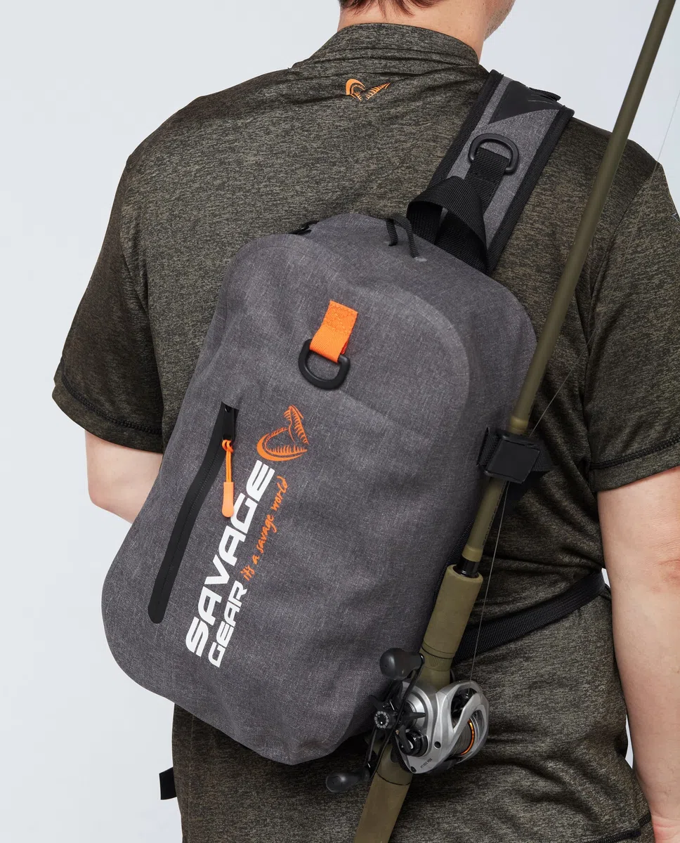 Savage Gear AW Sling Rucksack - Wasserdichter Angelrucksack zum Waten, Köderfischen und für Outdoor-Abenteuer, korrosionsbeständige Reißverschlüsse, ergonomische Tragegurte und Rutenhalterung 13L