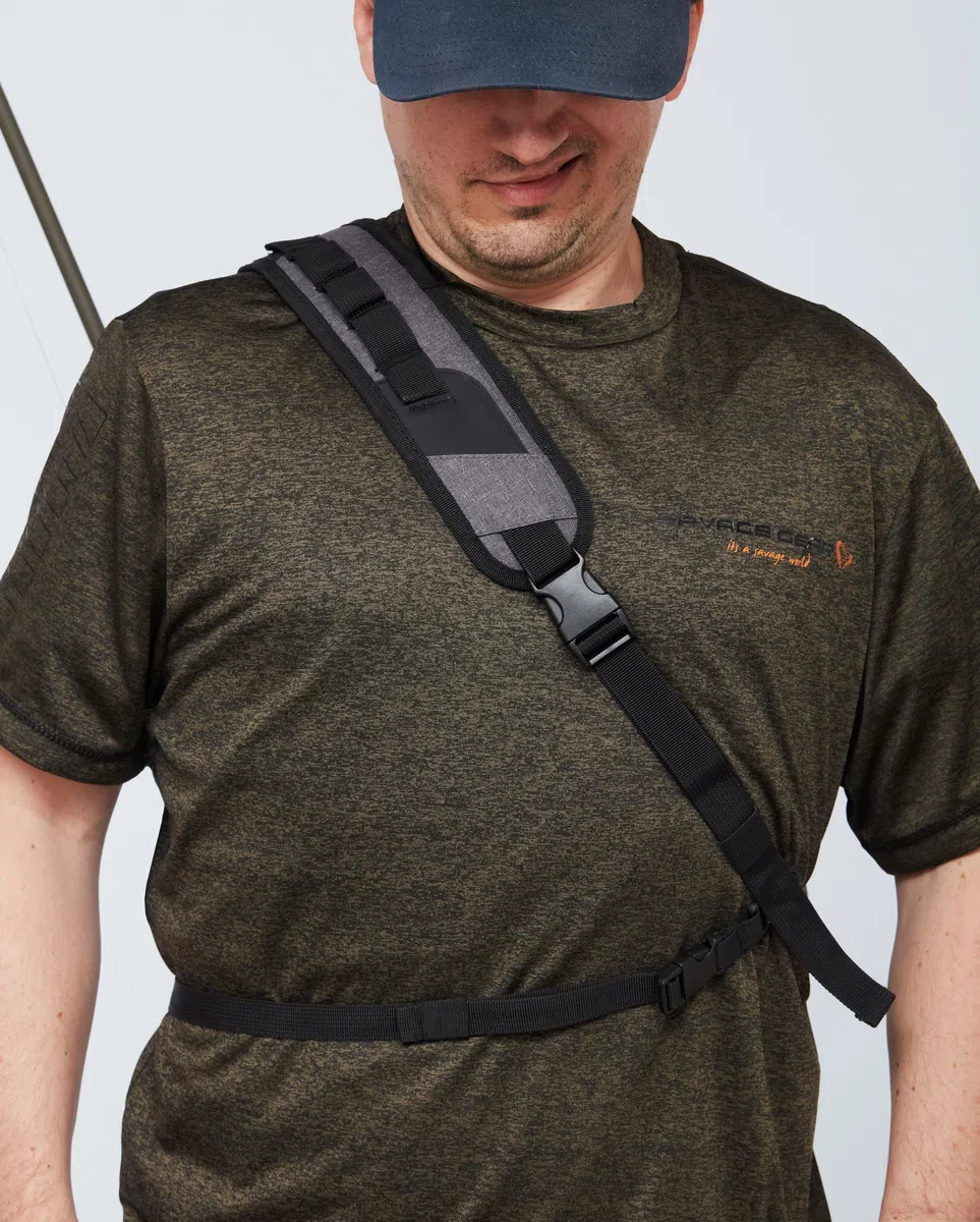 Savage Gear AW Sling Rucksack - Wasserdichter Angelrucksack zum Waten, Köderfischen und für Outdoor-Abenteuer, korrosionsbeständige Reißverschlüsse, ergonomische Tragegurte und Rutenhalterung 13L