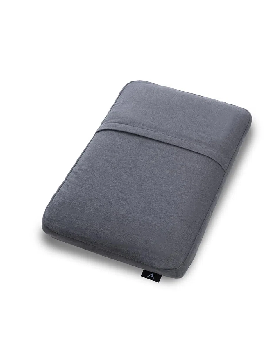 qeedo Comfort Pillow - Max, kompaktes Reisekissen aus Memory Foam (55 x 35 cm) komprimierbar, waschbarer Bezug aus Polyester, Kissen für Camping, Hotel, Ferienwohnung, Home-Bereich
