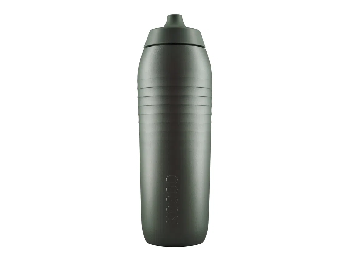 KEEGO | Die Evolution der Sportflasche | Elastisches Titan | Schützt vor Plastik im Wasser | Leicht und quetschbar | reiner Geschmack | einfache Reinigung (Gravel Green 750ml)