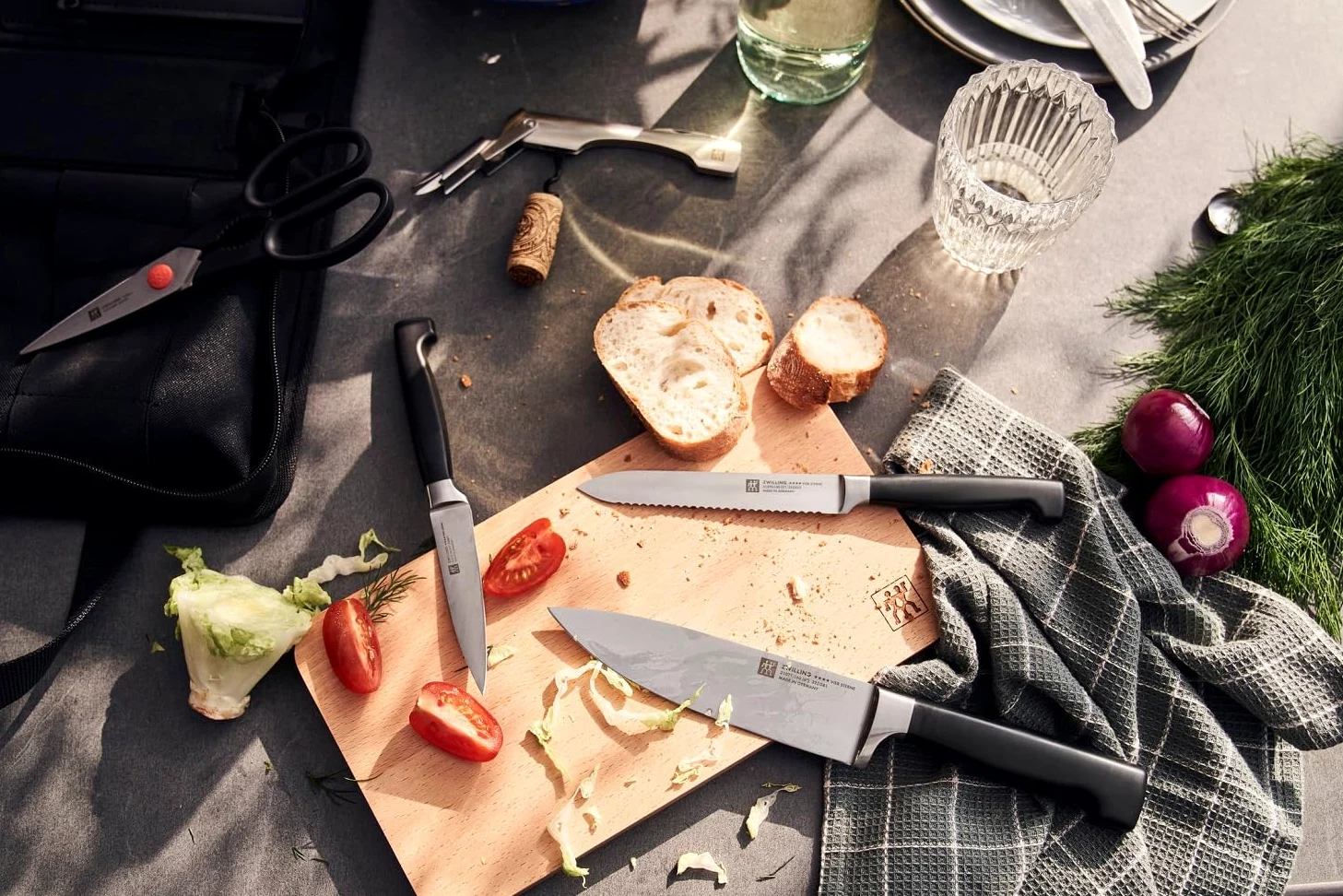 ZWILLING Vier Sterne Traveller Set/Messerset 7-tlg, für Camping, Set aus 3 Messer, Schneidbrett, Kellnermesser, Schere & Transporttasche