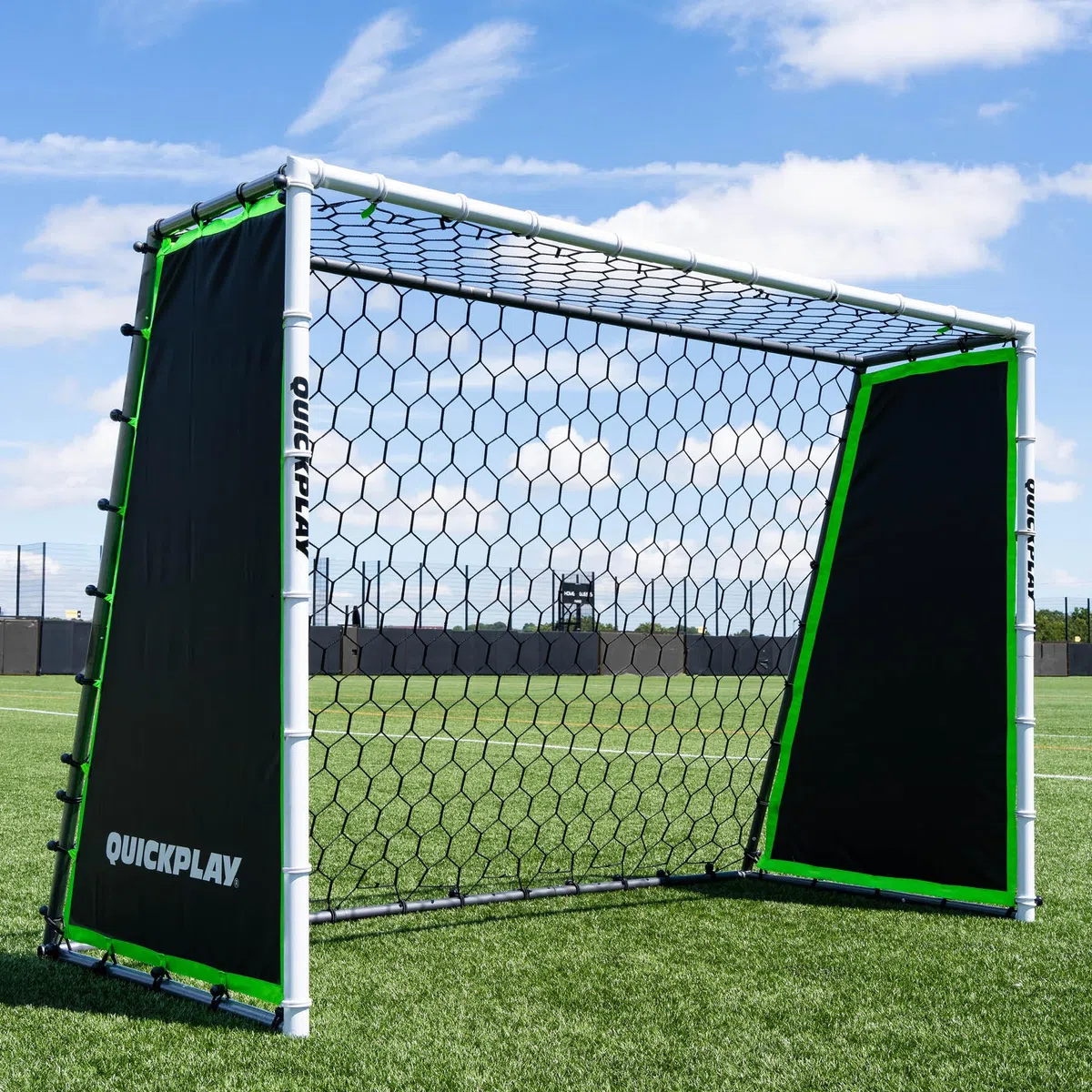 QuickPlay GS Trainer 210x150 cm Fußballtor und Rebounder für Fußball – 3-in-1 Fußball-Trainingszubehör mit Rückprallwand und Passiertrainer für Garten training, Schuss-, Pass- und Ballannahme Training