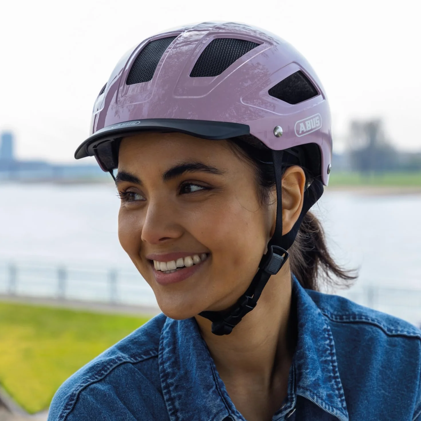 ABUS Stadthelm Hyban 2.0 - Fahrradhelm mit Rücklicht, ABS-Hartschale, guter Passform - für Damen und Herren