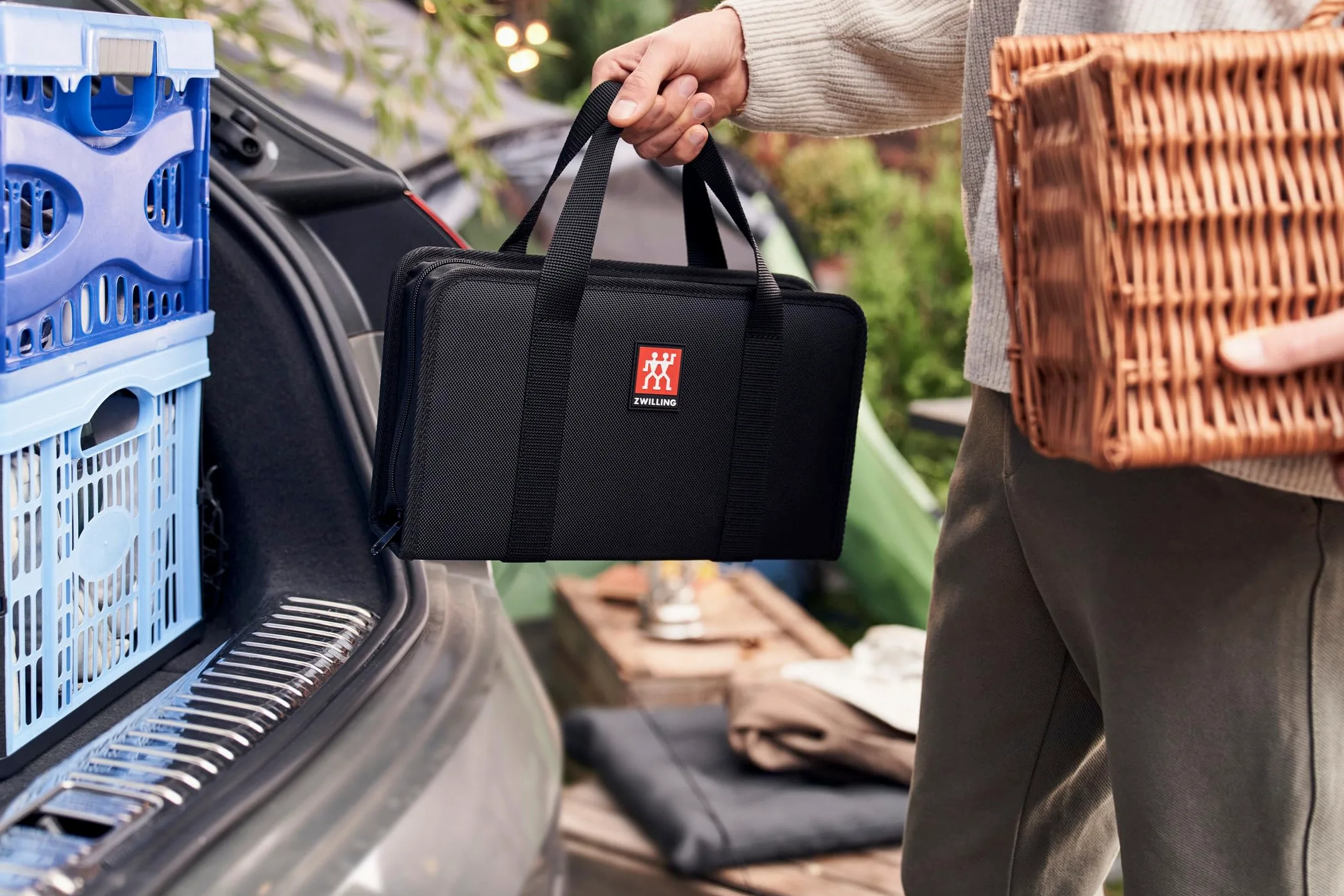 ZWILLING Vier Sterne Traveller Set/Messerset 7-tlg, für Camping, Set aus 3 Messer, Schneidbrett, Kellnermesser, Schere & Transporttasche