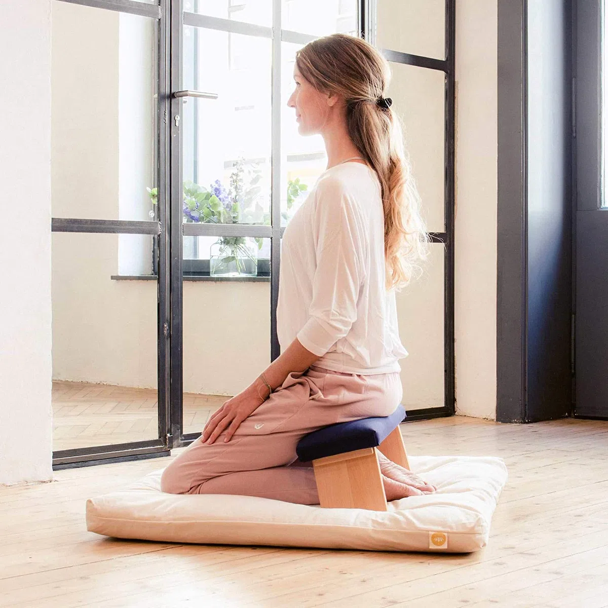 Lotuscrafts Meditationsbank Klappbar Dharma mit Gepolsterter Sitzfläche - Made in Europe - Yoga Hocker aus Holz - Kniesitz Meditationsbank für eine Tiefe Meditation