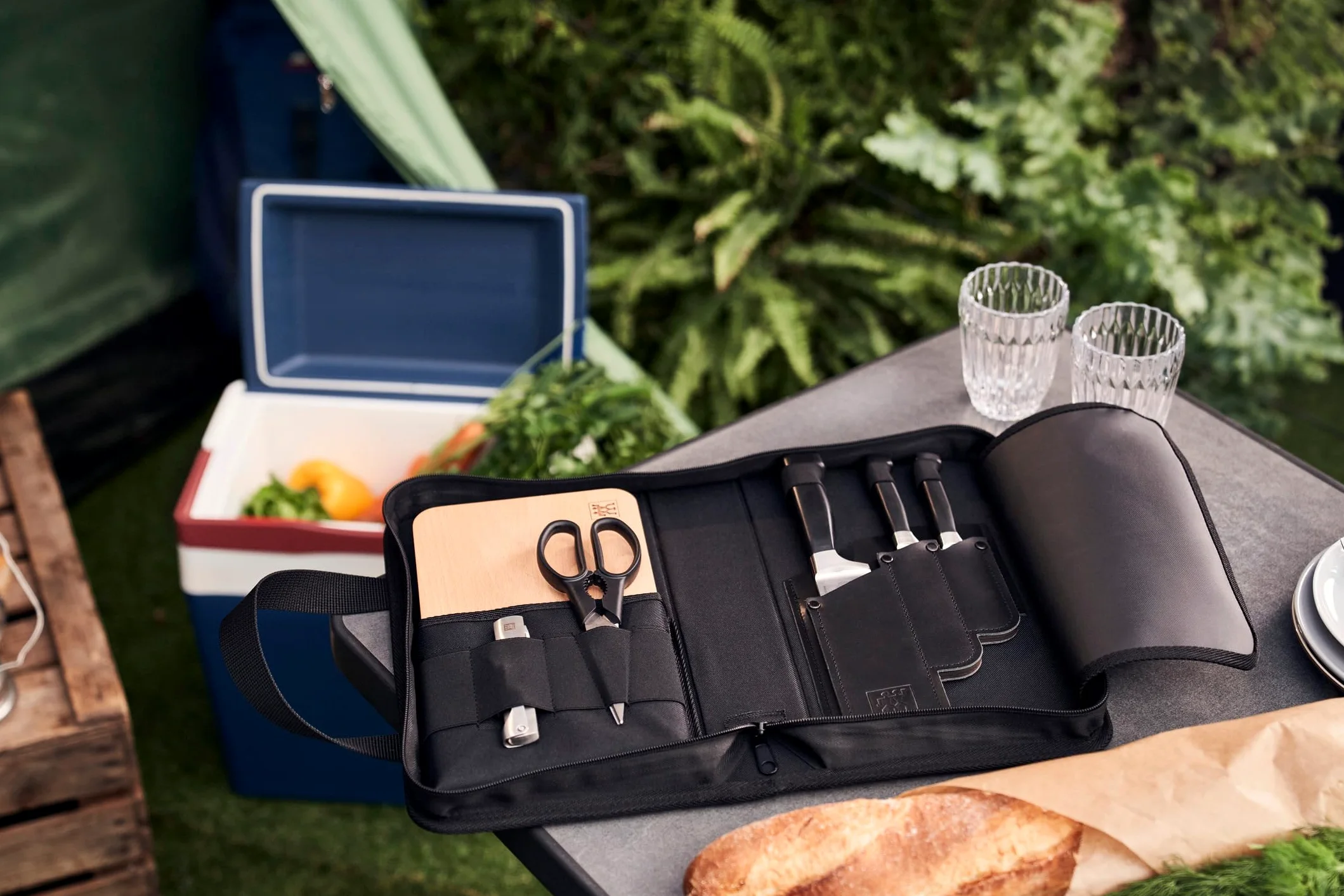 ZWILLING Vier Sterne Traveller Set/Messerset 7-tlg, für Camping, Set aus 3 Messer, Schneidbrett, Kellnermesser, Schere & Transporttasche
