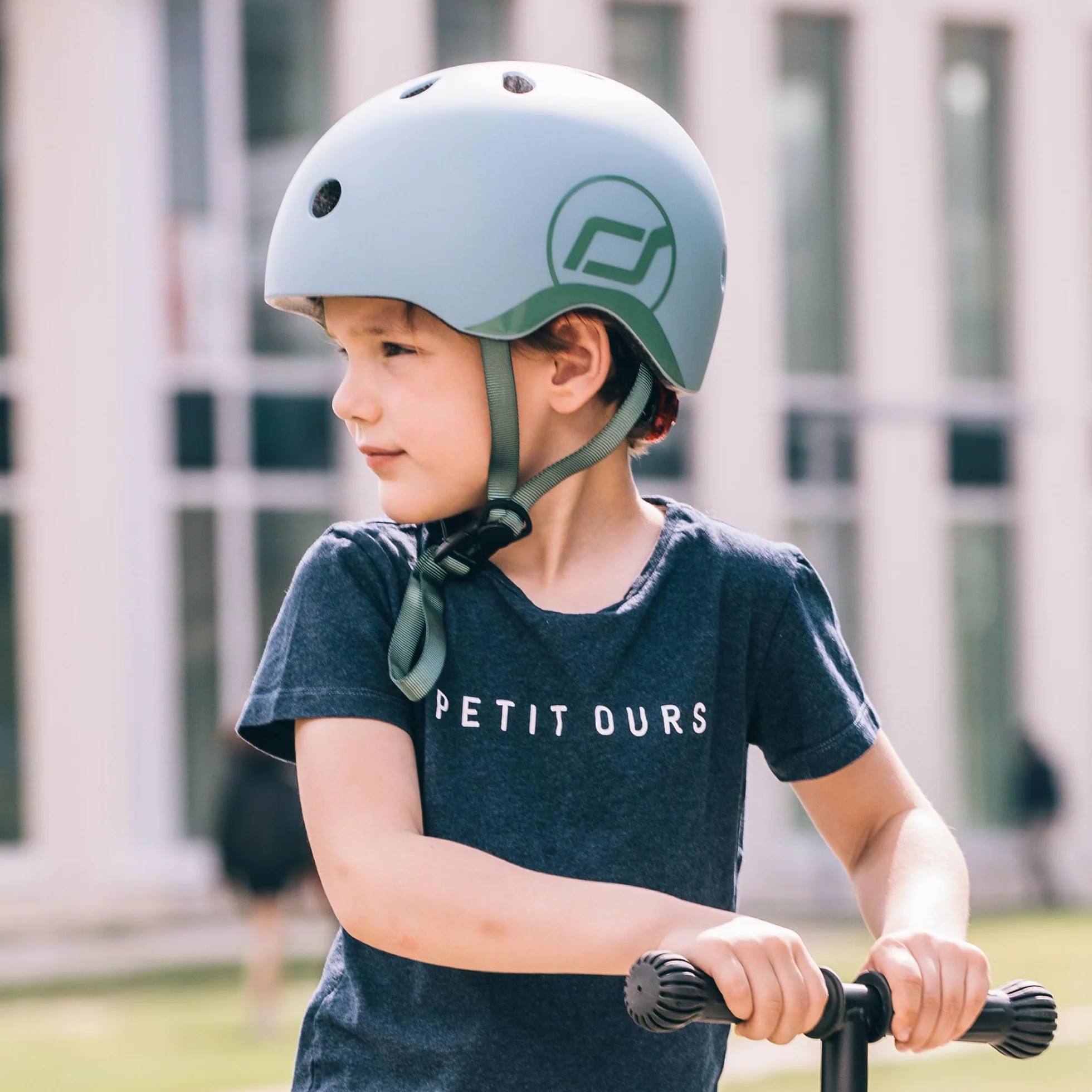Scoot and Ride Babyhelm mit verstellbaren Trägern, Mattes Finish, Größen S und M, inklusive LED-Sicherheitslicht und weicher Fleece-Polsterung für zusätzlichen Schutz