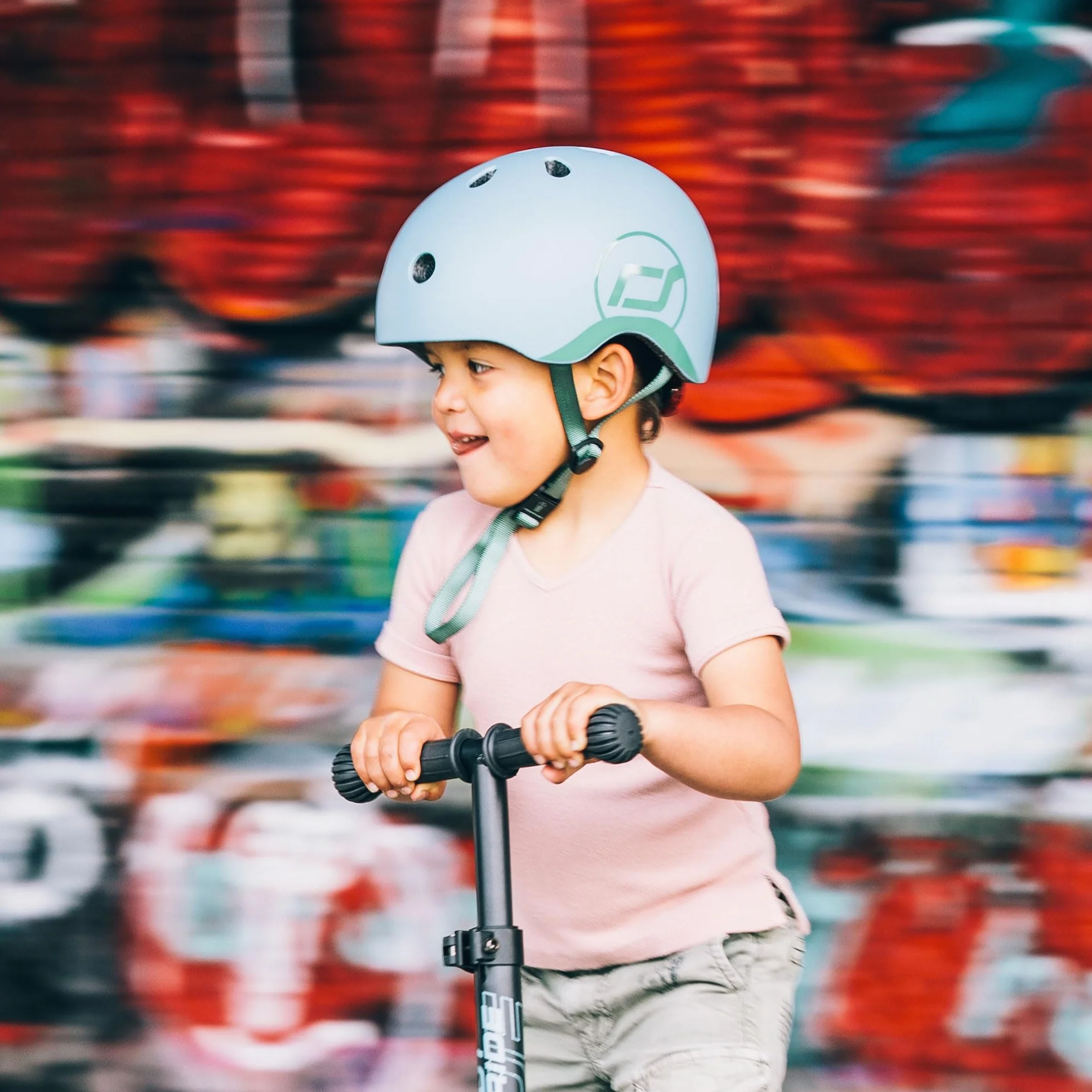 Scoot and Ride Babyhelm mit verstellbaren Trägern, Mattes Finish, Größen S und M, inklusive LED-Sicherheitslicht und weicher Fleece-Polsterung für zusätzlichen Schutz