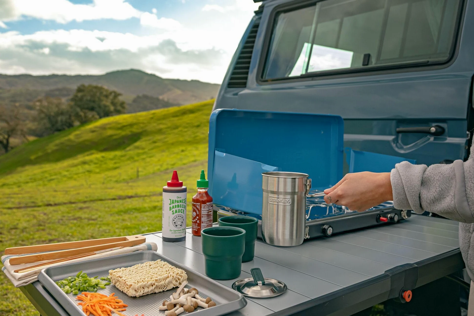 Stanley Wildfare Go 4-Teiliges Kochset aus Edelstahl mit Topf und Deckel, 2 stapelbare Becher, Camping-Essentials für Ihre Küchenbedarf, BPA-frei