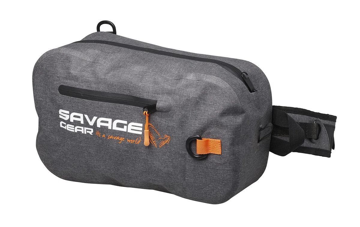 Savage Gear AW Sling Rucksack - Wasserdichter Angelrucksack zum Waten, Köderfischen und für Outdoor-Abenteuer, korrosionsbeständige Reißverschlüsse, ergonomische Tragegurte und Rutenhalterung 13L