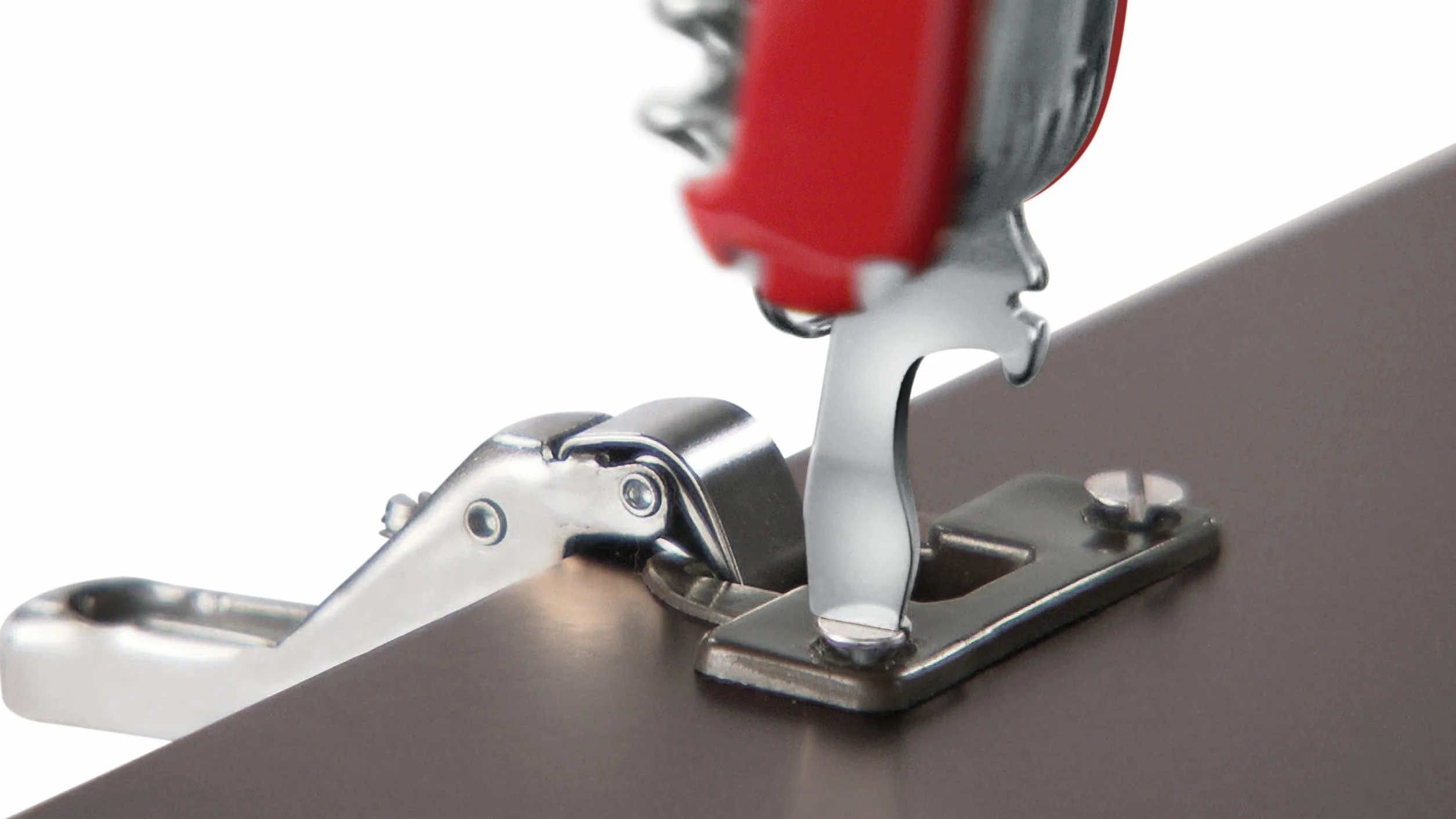 Victorinox Schweizer Soldatenmesser 08, Multitool, Swiss Army Knife mit 10 Funktionen, Einhand-Feststellklinge mit Wellenschliff, Grün/Schwarz