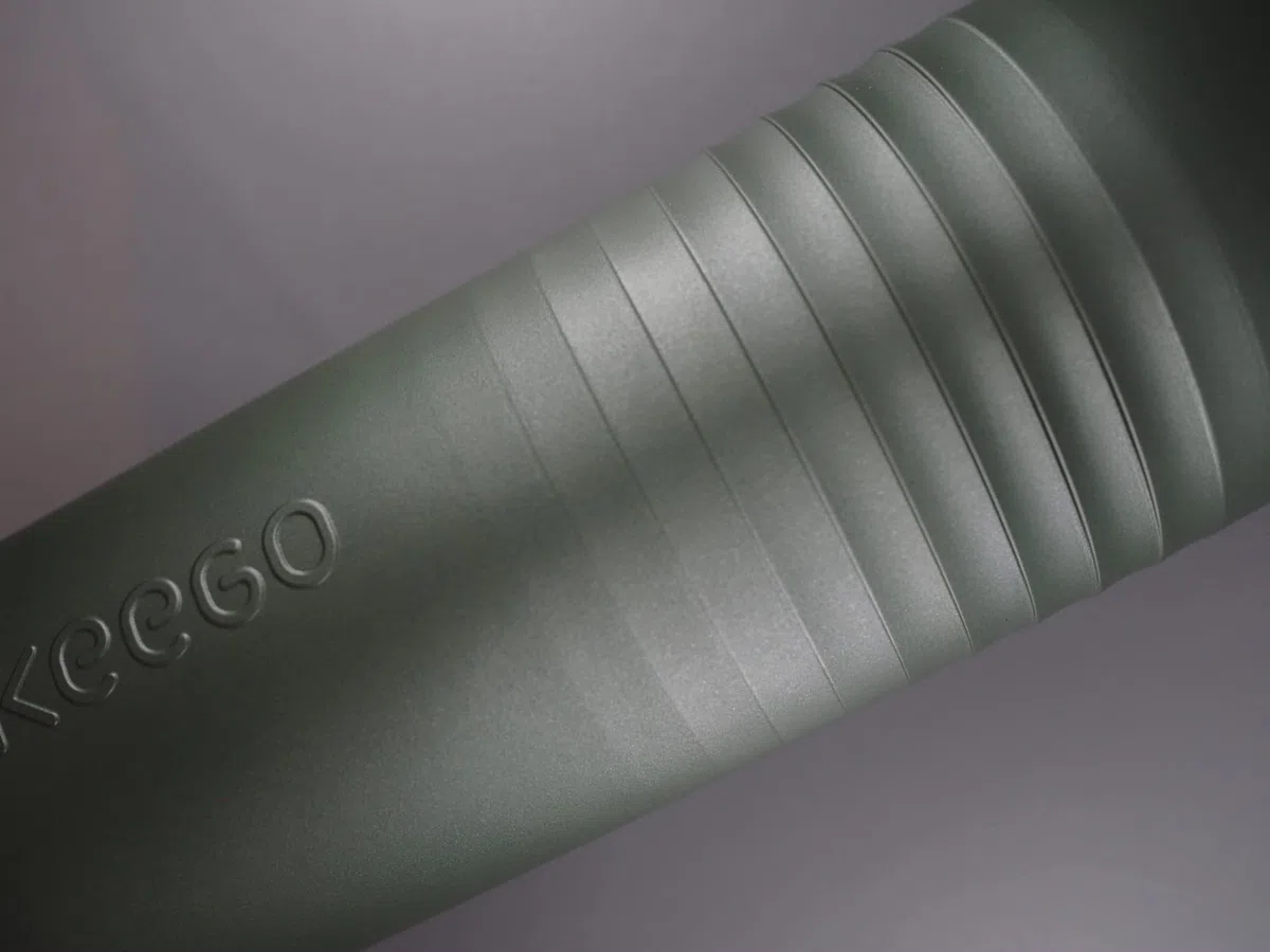 KEEGO | Die Evolution der Sportflasche | Elastisches Titan | Schützt vor Plastik im Wasser | Leicht und quetschbar | reiner Geschmack | einfache Reinigung (Gravel Green 750ml)