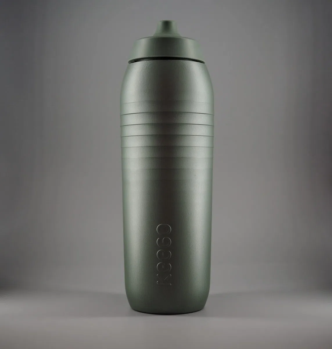 KEEGO | Die Evolution der Sportflasche | Elastisches Titan | Schützt vor Plastik im Wasser | Leicht und quetschbar | reiner Geschmack | einfache Reinigung (Gravel Green 750ml)