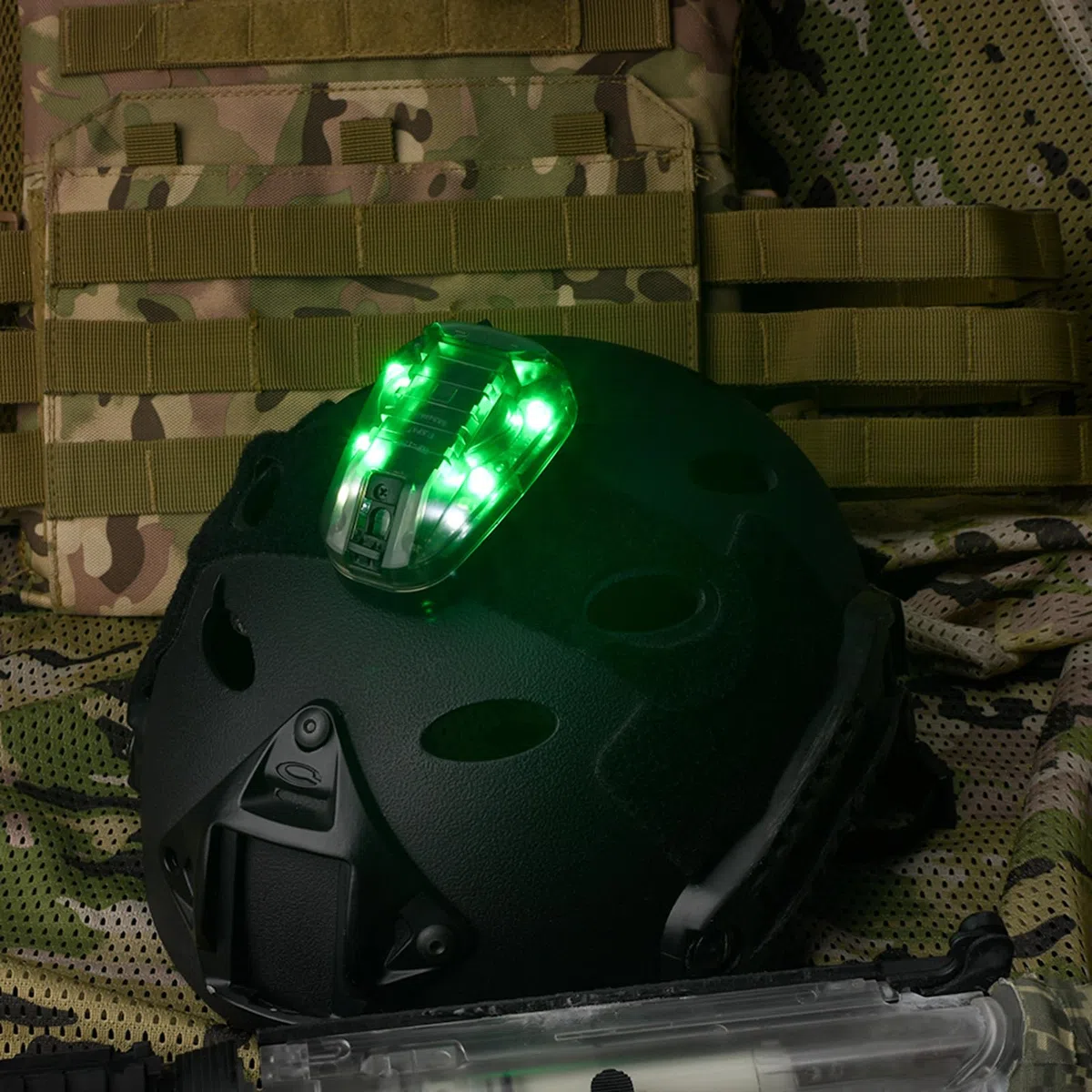 Taktische Helmsignallichter Grün und IR Stroboskoplicht Militär Überlebenslicht mit Magic Tape Unterstützung Schnelles Helmzubehör (Grün)